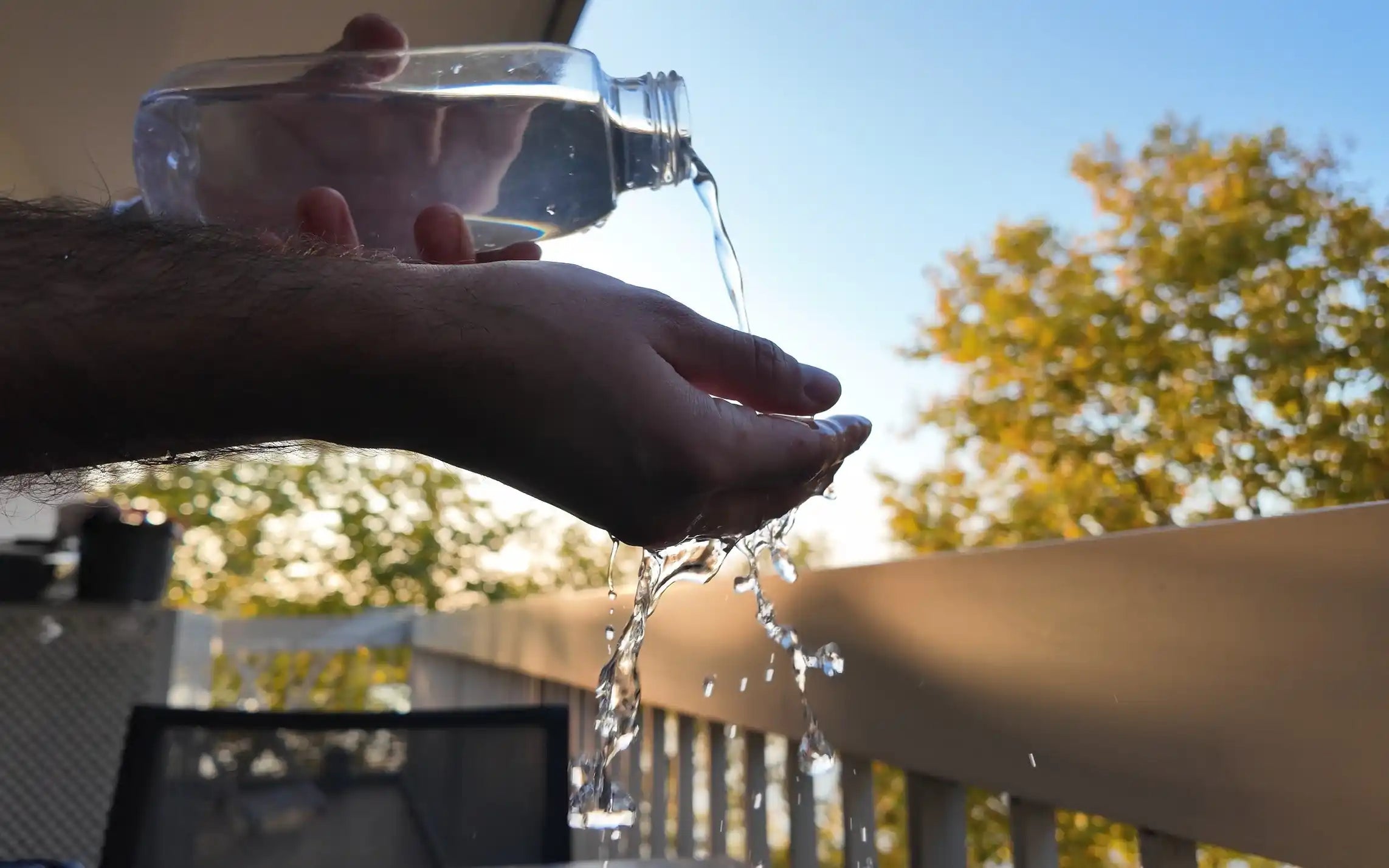 Rinsing with clean water instead of wet wipes for outdoor hygiene and UTI prevention