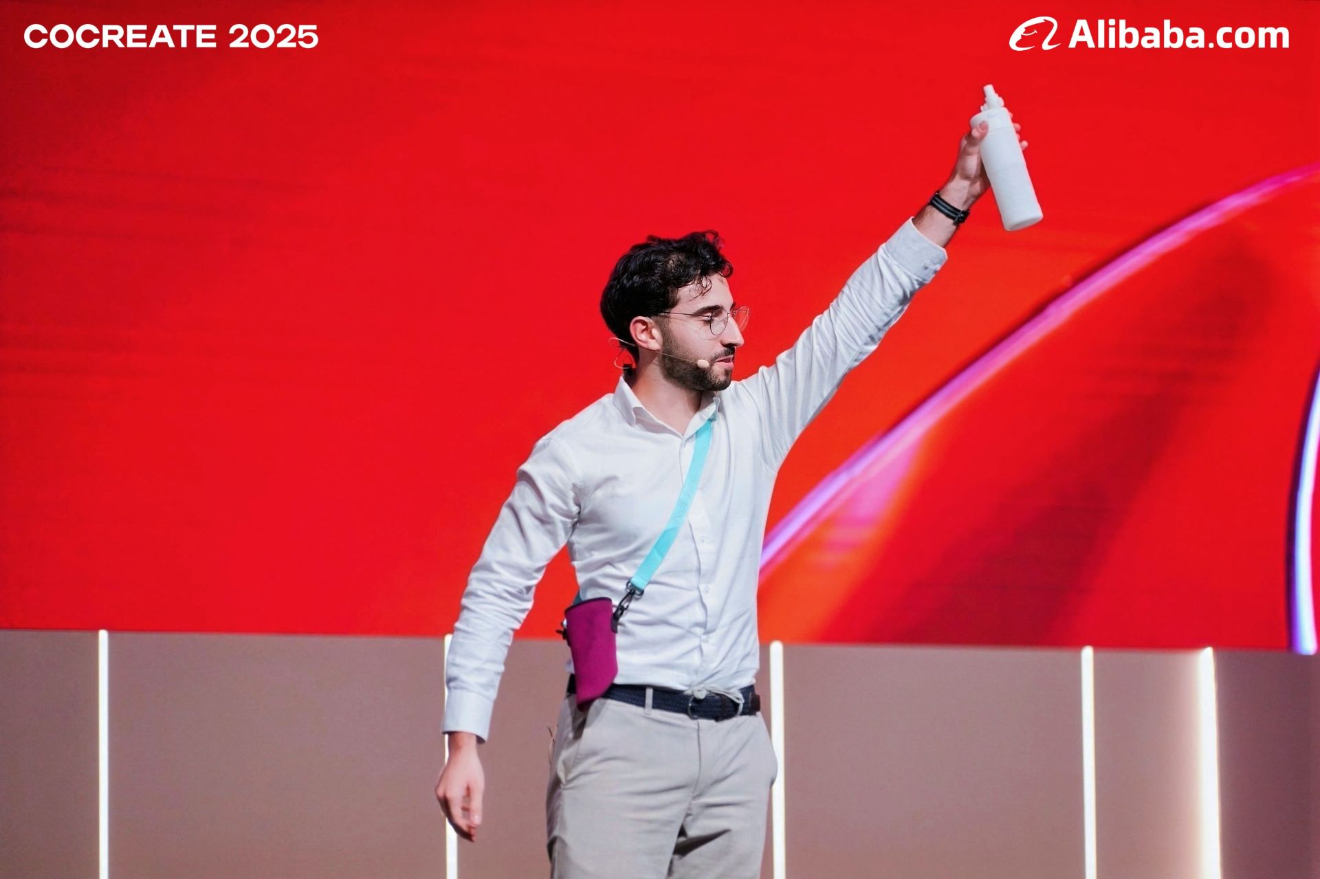 Karim Ali en plein pitch sur la scène du CoCreate 2025